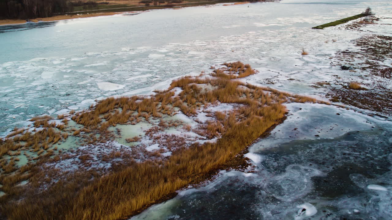 gran río congelado e inundado, escena de invierno nórdico, aérea