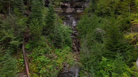 Drohnenaufnahme-Eines-Wasserfalls-Mitten-Im-Grünen-Wald