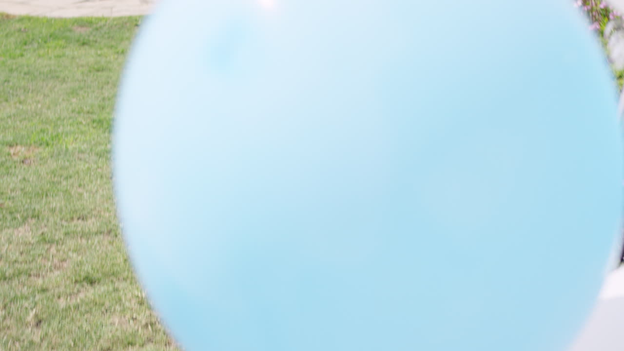 천천히 움직이는 풍선과 함께 달리는 작은 금발 소녀