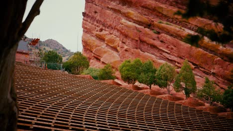 Reihen-Leerer-Sitzplätze-Im-Red-Rocks-Amphitheater