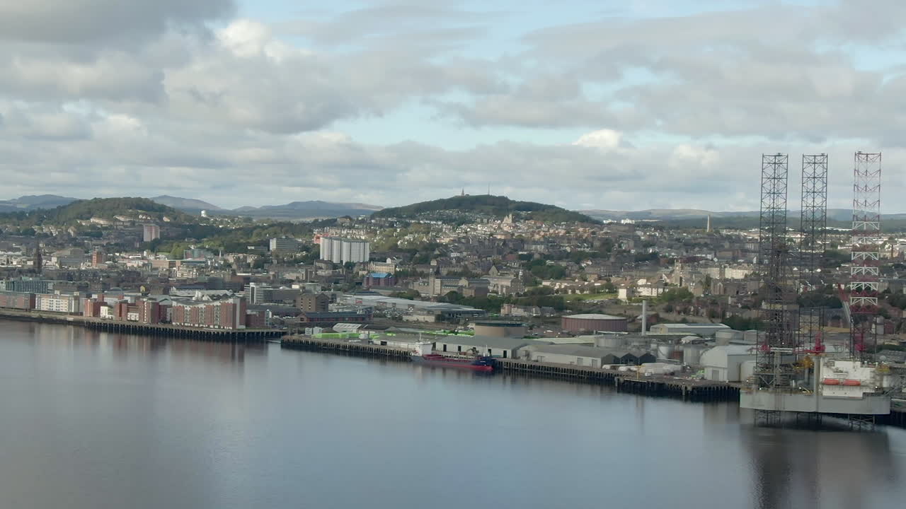 Vista aerea della città di Dundee in una giornata nuvolosa