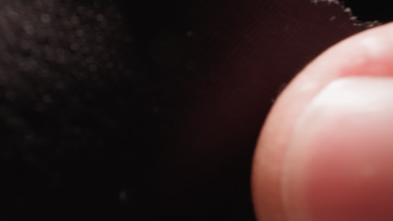 한 남자가 안경을 들고  ⁇ 킨으로 투명한 안경을  ⁇ 고 있습니다.