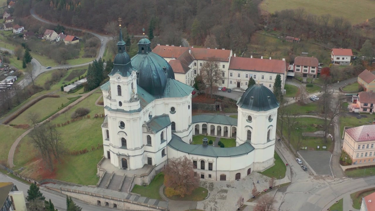 Drohne fliegt über die Hauptkirche namens Virgen Marie in der Kleinstadt Krtiny bei Brünn in der Tschechischen Republik, auch die alte Burg der Stadt