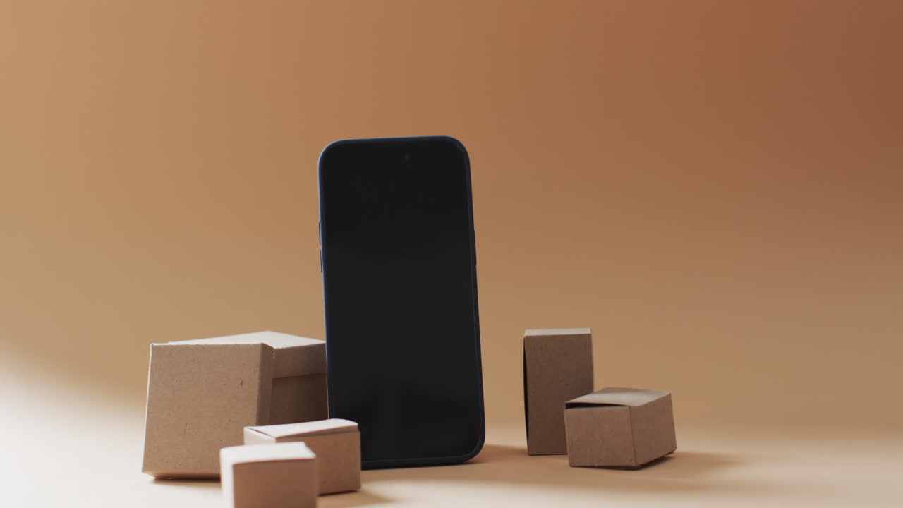 오렌지색 배경에 빈 화면과 복사 공간이 있는 상자의 스마트폰 비디오