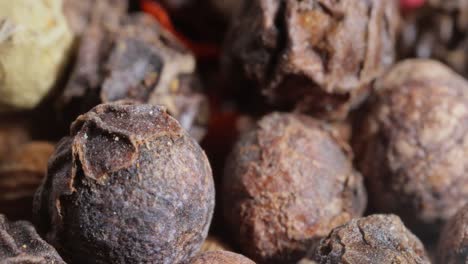 Peppercorns-or-mixture-of-peppers-spice.-Red,-white-black-and-green-hot-pepper-Super-Macro-Close-Up