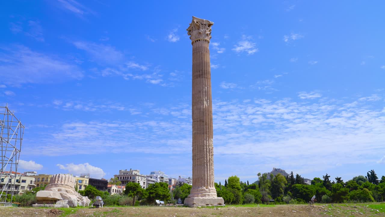 pilar o columna griego clásico del templo de zeus olímpico ruinas en atenas, grecia
