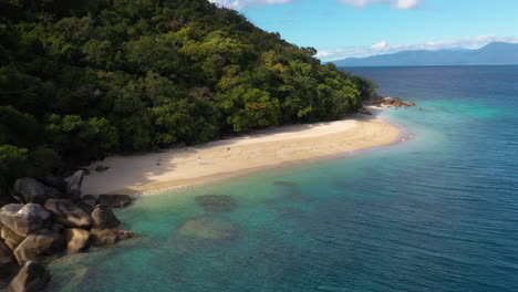 Amplio-Disparo-Giratorio-De-Drones-De-Una-Mujer-Caminando-En-La-Playa-Nudista-En-La-Isla-Fitzroy