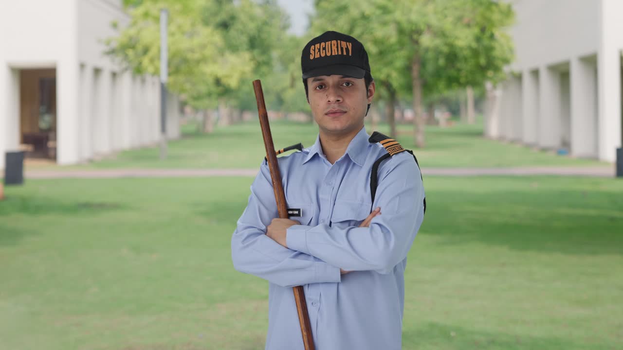 손을  ⁇ 고 서 있는 자신감 있는 보안 경비원 의 초상화