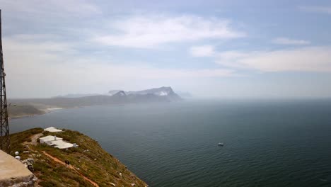 Punto-Panorámico-En-Cabo-De-Nueva-Esperanza-Vista-Al-Mar-En-La-Península-Sudafricana,-Horizonte-En-Una-Atmósfera-De-Acantilado-Azul