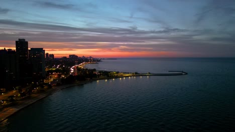 Malerischer-Blick-Auf-Den-Chicago-City-Lake-Bei-Sonnenuntergang-Am-North-Avenue-Beach,-Lincoln-Park,-Chicago,-Illinois,-USA