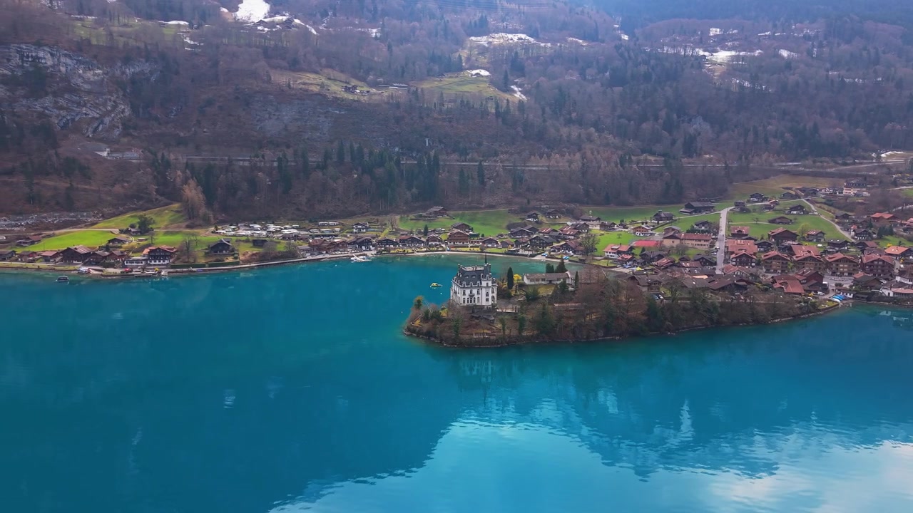 Drönarbild av den klara sjön Brienzersee vid Iseltwald, kanton Bern i Schweiz under våren.