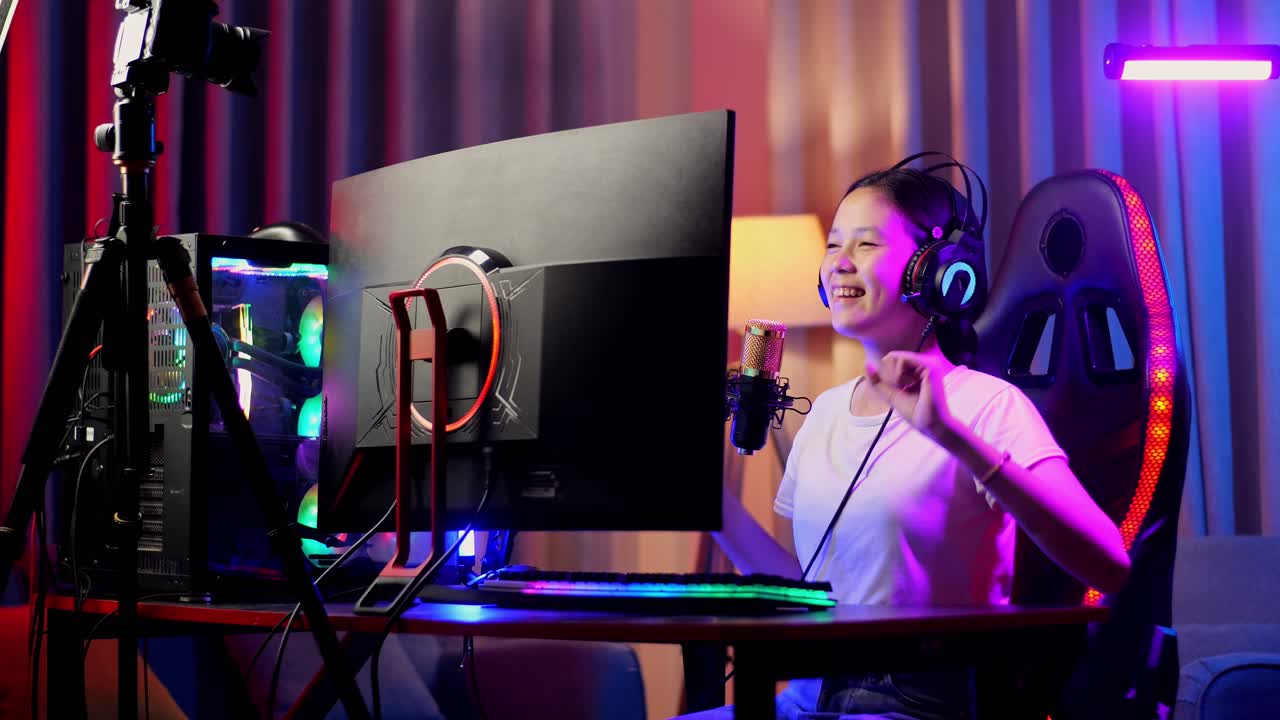 젊은 여성이 비디오 게임을 스트리밍하고 있습니다.