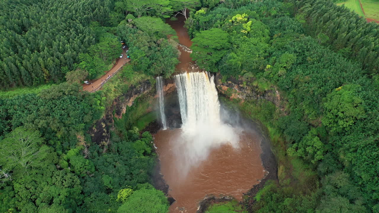 아름다운 와일루아는 무성한 녹색 숲에 빠진다 - 하와이 카우아이 - 항공