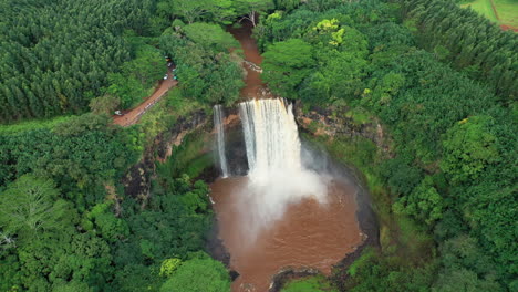 las hermosas cataratas wailua en un exuberante bosque verde - kauai, hawaii - antena