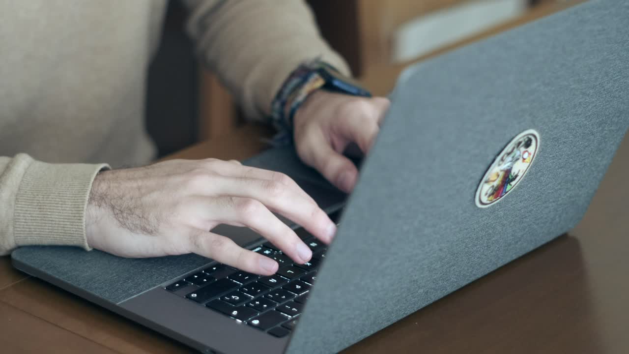 el arte de la programación: manos humanas en el trabajo