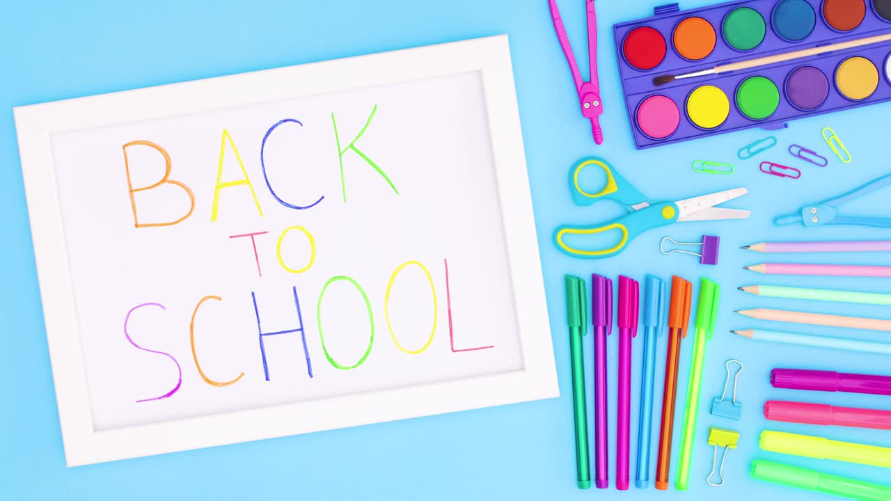 색 프레임과 학교 제목으로 학교 서류와 함께 파란색 테마로 움직입니다. 스 모션