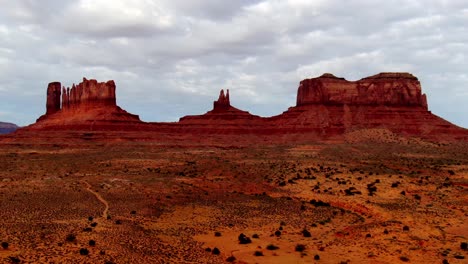 imágenes aéreas de una colina increíble cerca de la frontera de utah y arizona