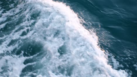 vista en cámara lenta de la ola al lado de un barco en el mar desde un ángulo alto