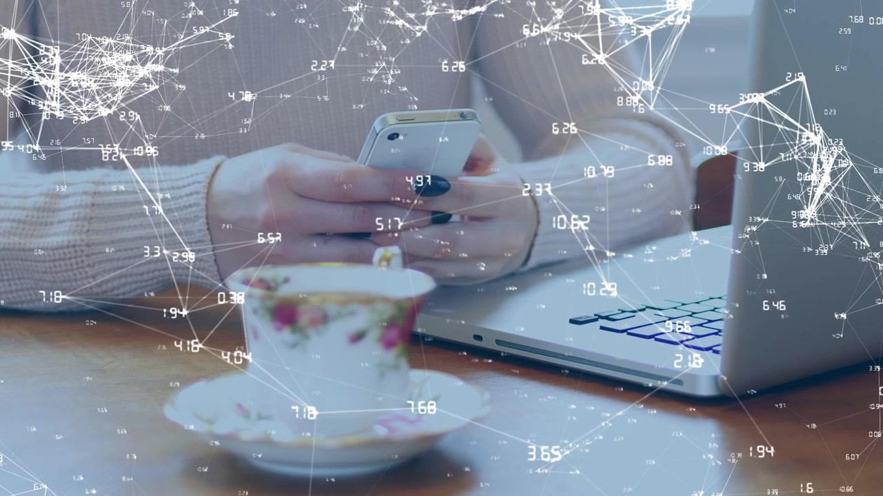 Mani che usano smartphone e laptop con sovrapposizione astratta di rete digitale.