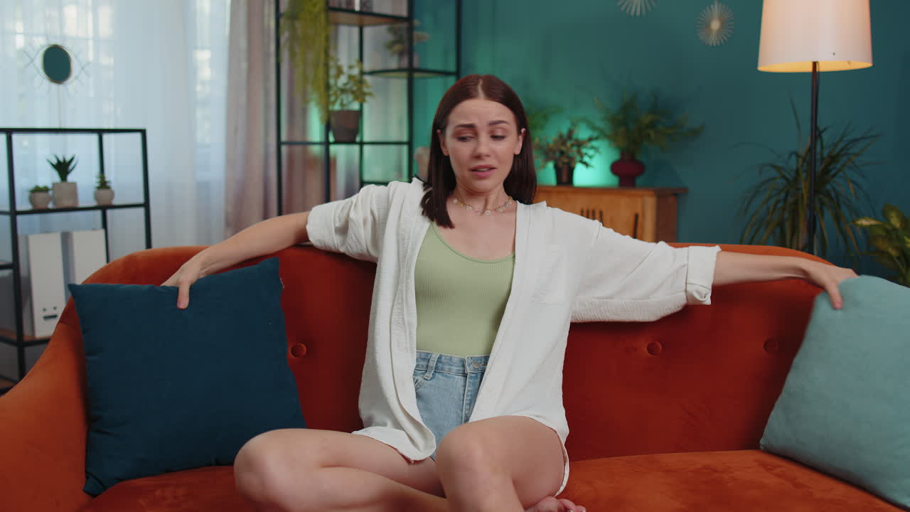 이웃의 수리 작업 개념, 짜증나는 여성 집에서 소음으로 짜증나는 베개로 귀를  ⁇ 습니다.