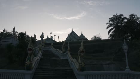 Entrando-En-Un-Templo-Del-Dragón-Chino-Y-Sus-Escaleras---Silueta-De-Puesta-De-Sol