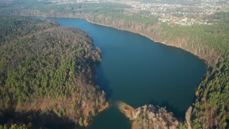 Antena:-Lago-Rodeado-De-Bosques-De-Pinos-Verdes-Durante-El-Frío-Y-Soleado-Día-De-Otoño