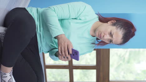 video vertical de una mujer enviando mensajes de texto tristemente con su novio.