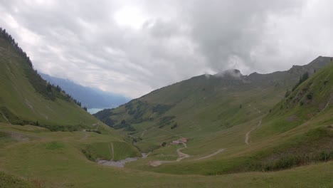 瑞士布里恩茨湖 (brienz lake) 的晴朗山谷,在霧<unk>的夏天