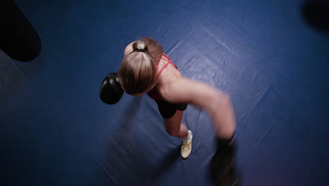 sesión de entrenamiento de boxeo femenino