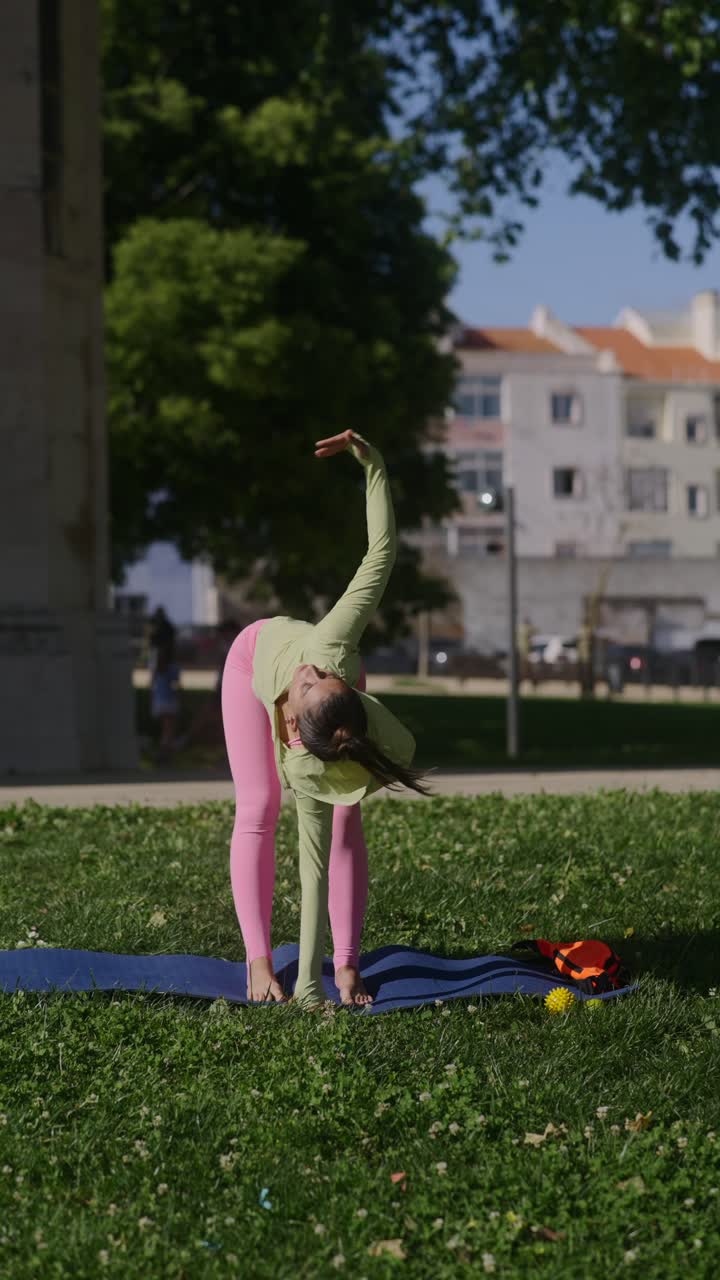 mujer practicando yoga al aire libre en un parque