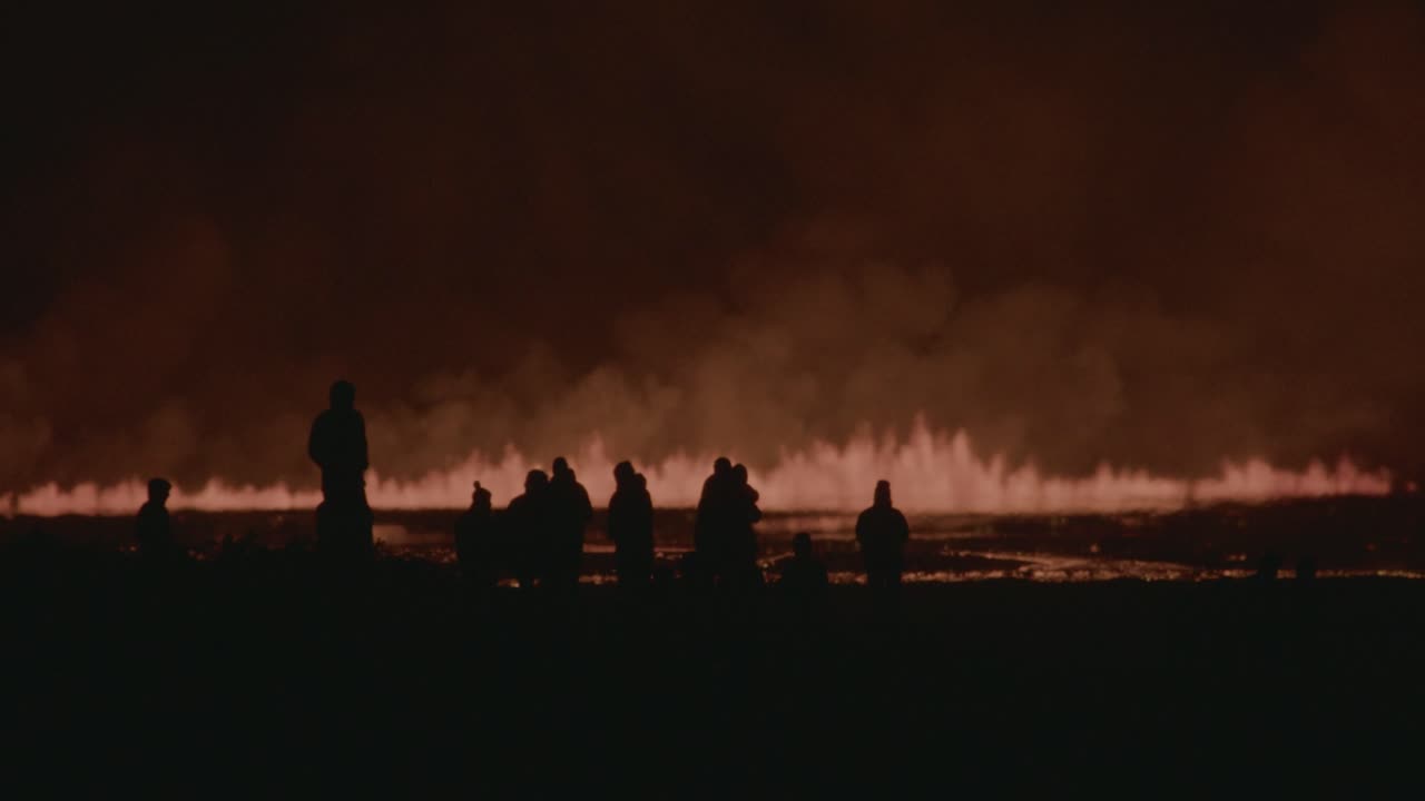 アイスランドにあるグリンダヴィク火山の噴火を観察している人々のシルエット (シルエット)