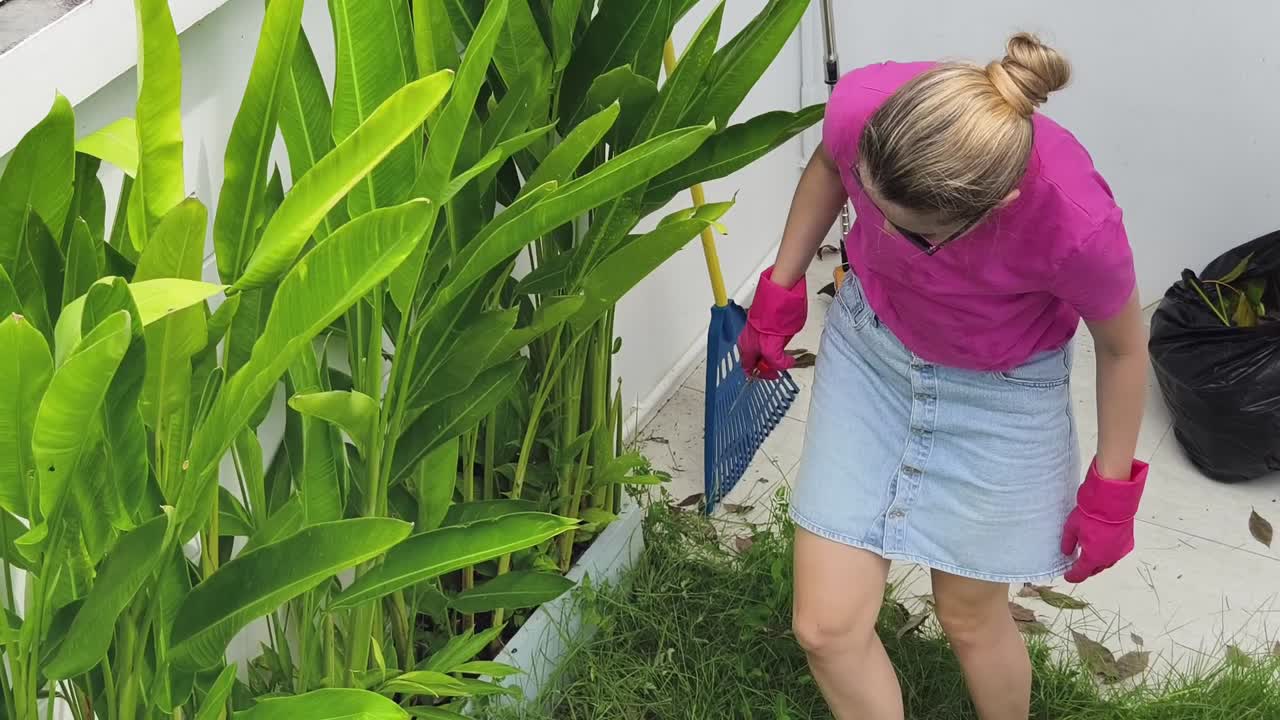 mujer jardinería al aire libre