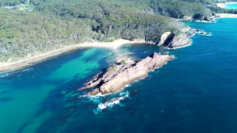 Drone-Aéreo-Pan-Paisaje-Matorrales-Acantilados-Rocosos-Promontorio-Snorkel-Lugar-Natación-Buceo-Bahía-De-Guerrilla-Bahía-De-Batemans-Costa-Sur-Narooma-Nsw-Viajes-Turismo-4k-Australia