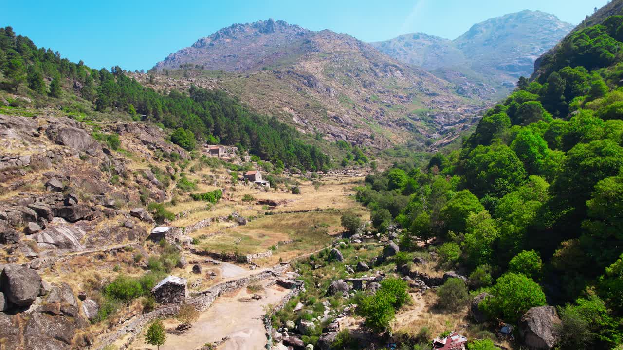Droonikuva Lorigan kylästä. Serra da Estrela, Portugali