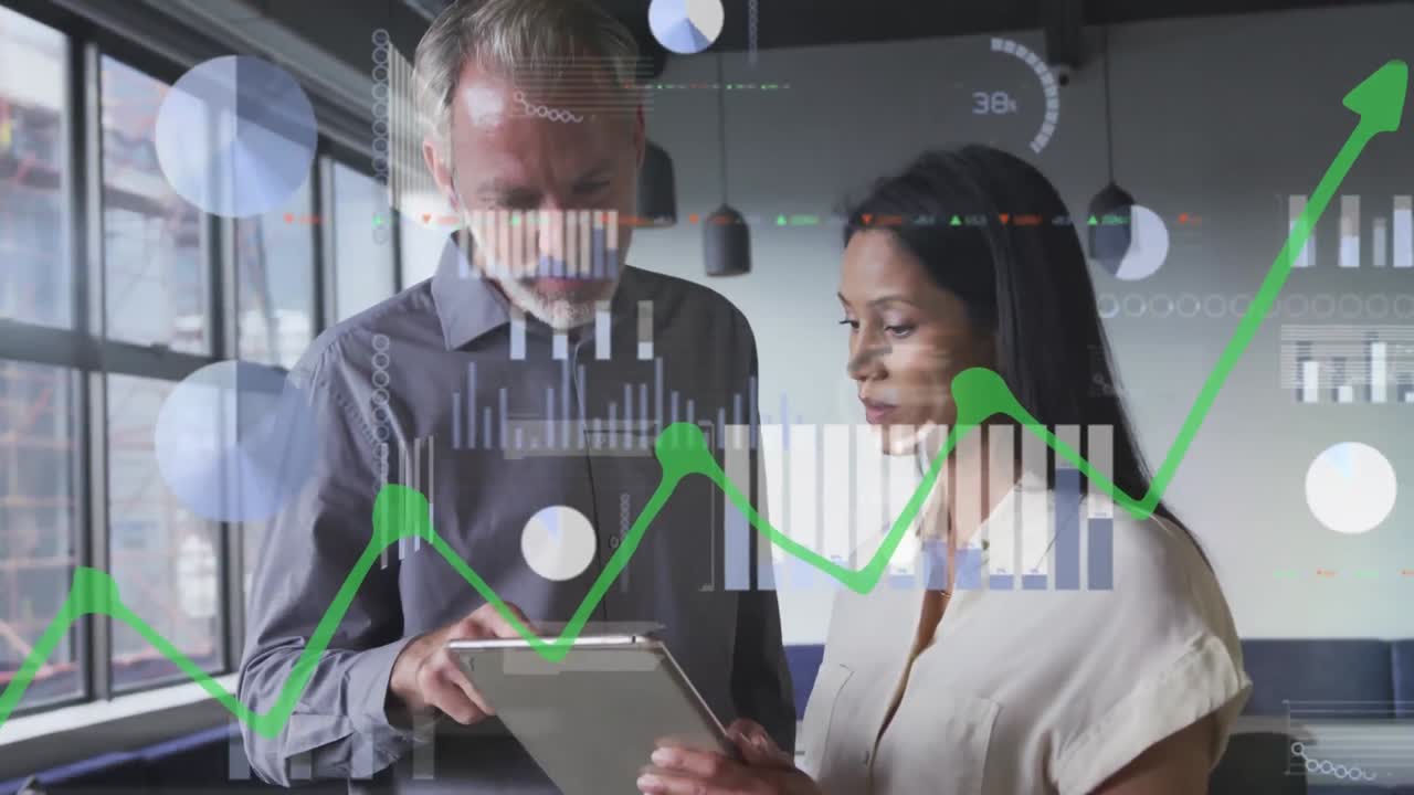 animación de gráficos y datos sobre diversos compañeros de trabajo utilizando tableta