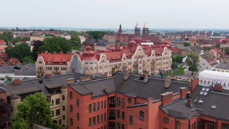 Sobrevuelo-Hermosos-Y-Antiguos-Edificios-De-Apartamentos-En-El-Centro-De-Lund,-Condado-De-Scania,-Suecia