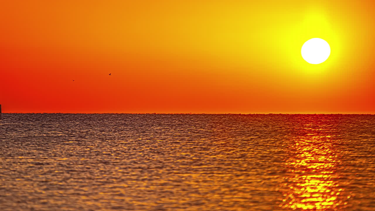 해수면 위의 활기찬 다채로운 일몰, 보트 항해, 융합 시간 경과