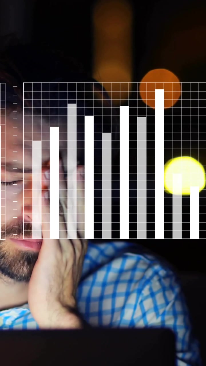 Animazione di elaborazione dati finanziari su uomo d'affari caucasico che usa il portatile in ufficio
