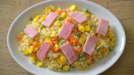 arroz frito casero con jamón y verduras mixtas