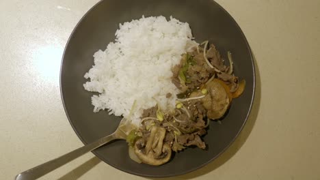 大米飯和韓國牛肉bulgogi 擺在桌子上