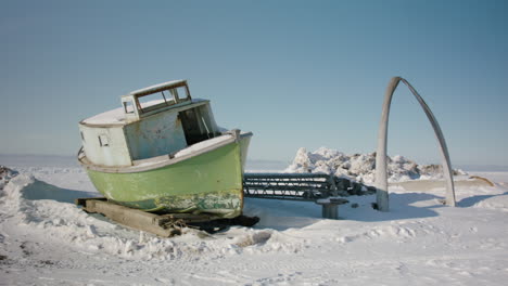 barco invernado en la playa nevada en utqiagvik barrow alaska pendiente norte en el ártico