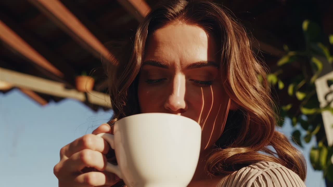 야외에서 커피를 마시는 여자