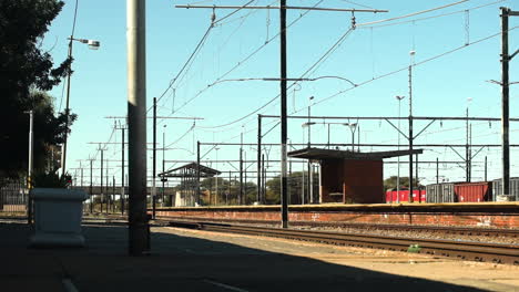 gran angular de una estación de tren abandonada en un pueblo fantasma