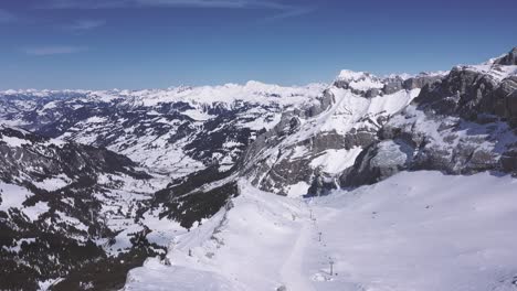 Impresionantes-Imágenes-De-Drones-En-Lo-Alto-De-Una-Pista-De-Esquí-En-Los-Alpes-Suizos