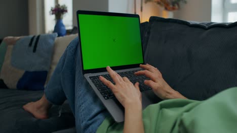 mujer trabajando en una computadora portátil en casa