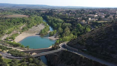 Vista-Aérea-De-Pont-Du-Diable-Puente-Vacío-Cerca-De-Saint-Guilhem-le-Désert-Francia