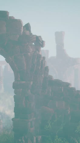 arco de piedra en ruinas en la niebla