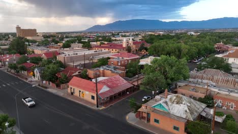 casas antiguas y casas en los suburbios del suroeste de la ciudad de ee.uu.