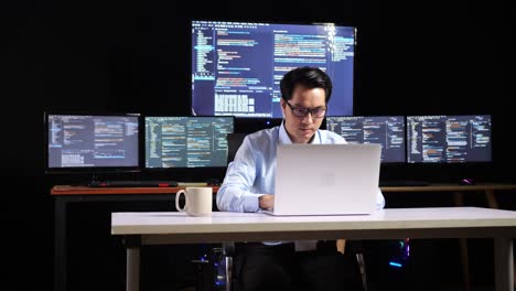 programador trabajando en código