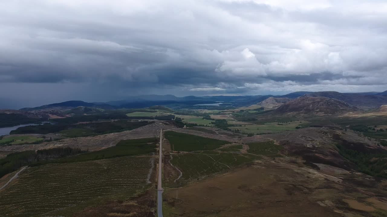 toma de drone inclinada hacia abajo de un automóvil conduciendo en un paisaje épico